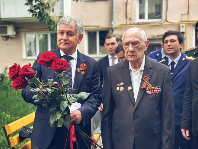Виктор Синюгин (слева) на встрече с ветеранами | Источник: пресс-служба администрации Новочеркасска
