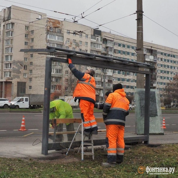 «Это беда нашего города». Смотрите, как устраняют последствия подросткового погрома на Васильевском | Источник: Михаил Огнев / «Фонтанка.ру»