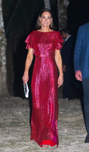 Блистательный вечерний образ Кейт Миддлтон — шелковое платье в оттенке расплавленного розового металла