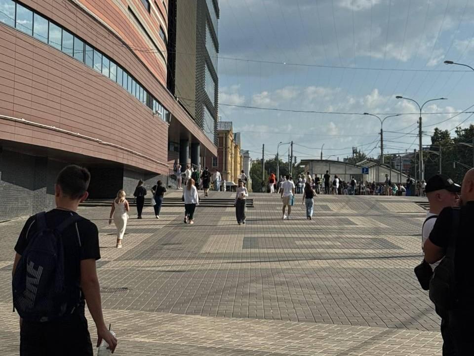 «Приехали с семьей в магазины, но пришлось развернуться». Нижегородцы жалуются на очередную эвакуацию ТЦ «Небо»