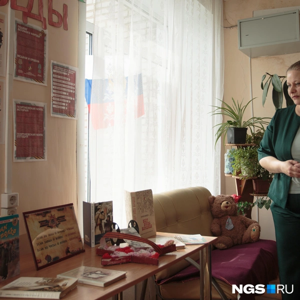 Анастасия Романова — библиотекарь Кандауровской сельской библиотеки. К 9 Мая она подготовила особую литературу | Источник: Андрей Бортко / NGS.RU