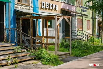 У подъездов поставили деревянные переходы | Источник: Тимофей Калмаков / 59.RU