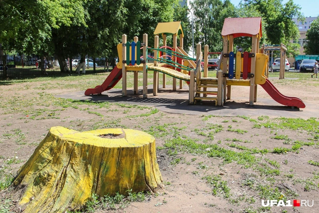 А в центре двора почему-то торчит желтый пенек. Возможно, здесь проводились выборы?