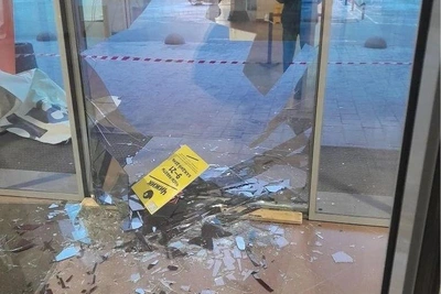 Двое на квадроцикле врезались в главный вход ТЦ в Волгограде