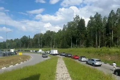 На М-11 у заправки образовалась пробка