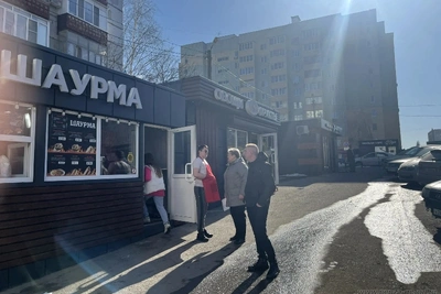 Состояние территорий у магазинов проверили в Первомайском районе