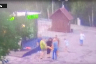 «Напали, избили, порвали футболку»: драка в парке