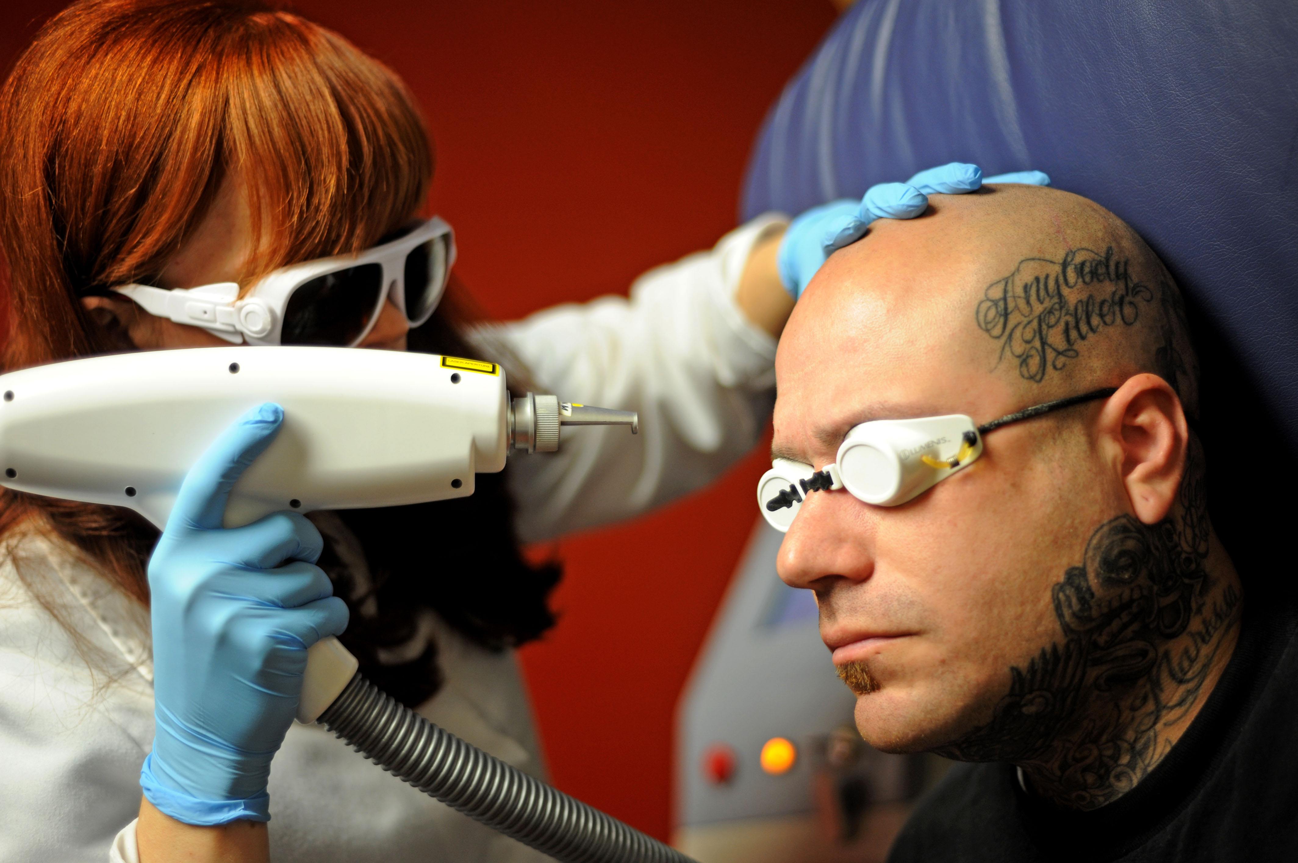 Родная мама не узнает: самые безумные татуировки на лице