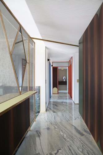 Переливы мрамора: необычный интерьер миланской квартиры (фото 3.1)