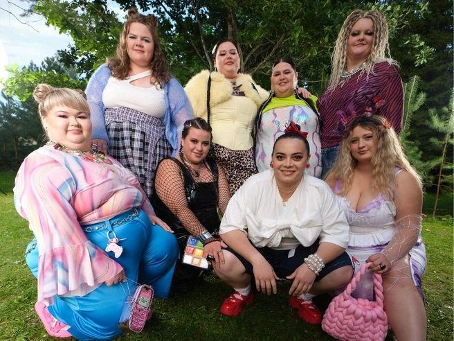 Уже к концу сезона в кадр с легкостью поместятся все участницы вместе с мамами | Источник: «Большие девочки. Дочки-матери» / Vk.com