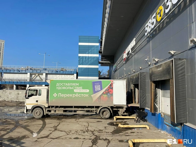 Грузовик приехал за скоропортящимися продуктами | Источник: Ирина Порозова / E1.RU