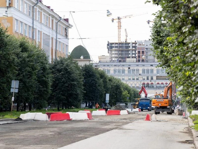 Благоустройство идёт по частям: пока ремонтируют одну сторону, другая доступна для пешеходов | Источник: Анна Иванюк / екатеринбург.рф