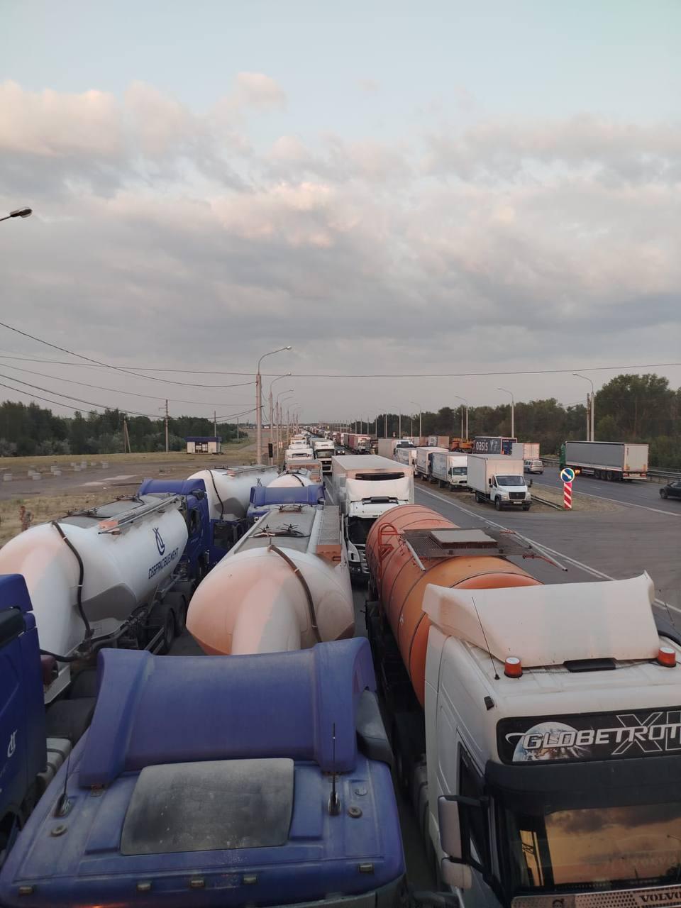 «Адские пробки, горящие фуры, разваливающийся мост». Водители требуют отменить запрет движения грузовиков в Волгограде