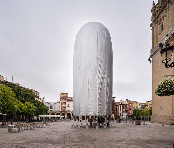 Инсталляция в виде купола возле старинного собора в Испании