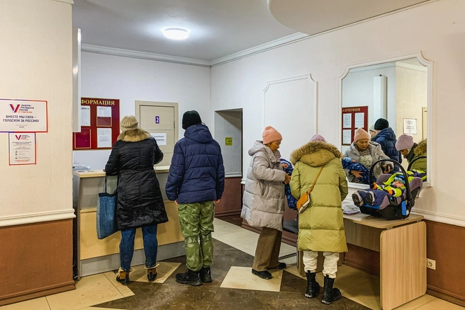 С утра здесь решали бумажные вопросы с оформлением детей | Источник: Тимофей Калмаков