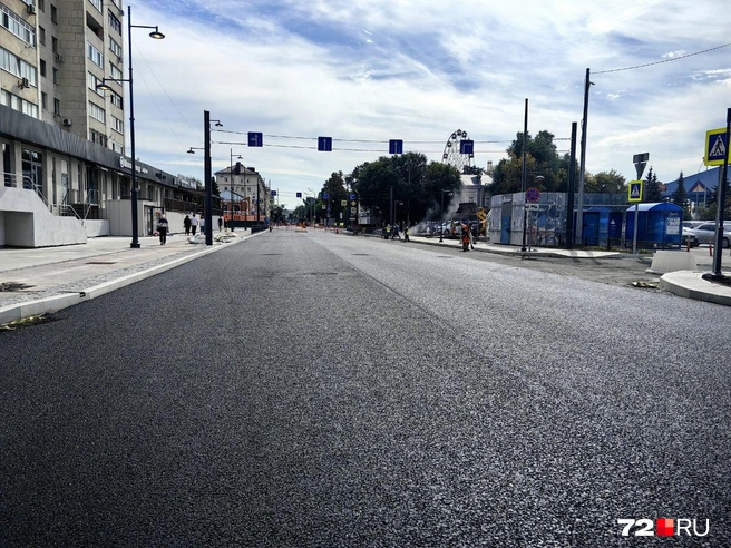 На дороге разметки пока нет, карман для автобуса тоже доделывают  | Источник: Павел Красоткин / 72.RU 