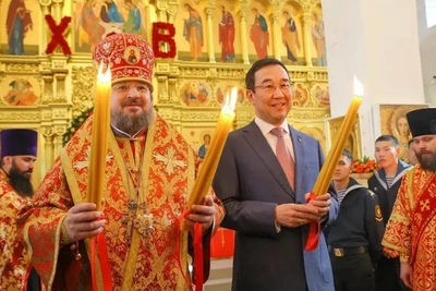Глава Якутии принял Благодатный огонь из Иерусалима