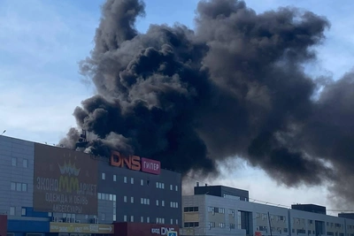 Пожар у магазина DNS в Екатеринбурге: видео