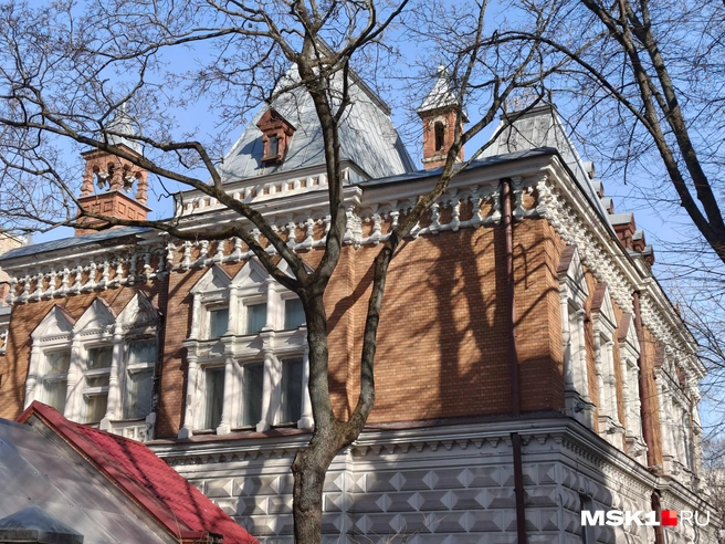 В одном из зданий усадьбы расположен музей, в другом&nbsp;— администрация | Источник: Серафима Путиева / MSK1.RU