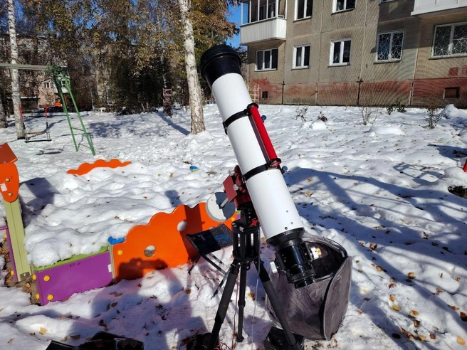 Астрофотограф осуществлял съёмку, находясь во дворе дома в снежном сугробе | Источник: Алексей Поляков