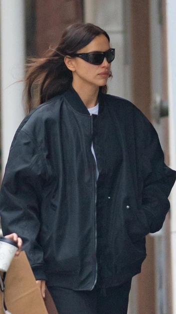 Ирина Шейк появилась в трендовом образе с необычными кроссовками-туфлями — вы бы надели такие? | marieclaire.ru