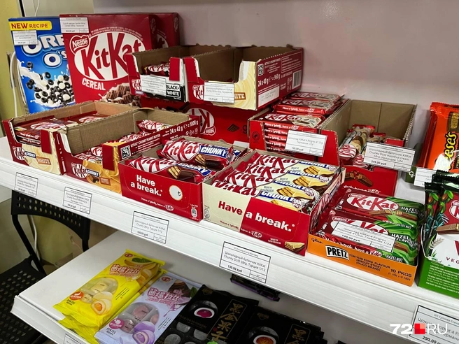 Полка для любителей KitKat | Источник: Анатолий Кузнецов / 72.RU