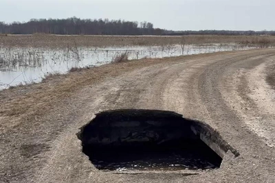 В Новосибирской области поселок отрезан из-за размытой дороги