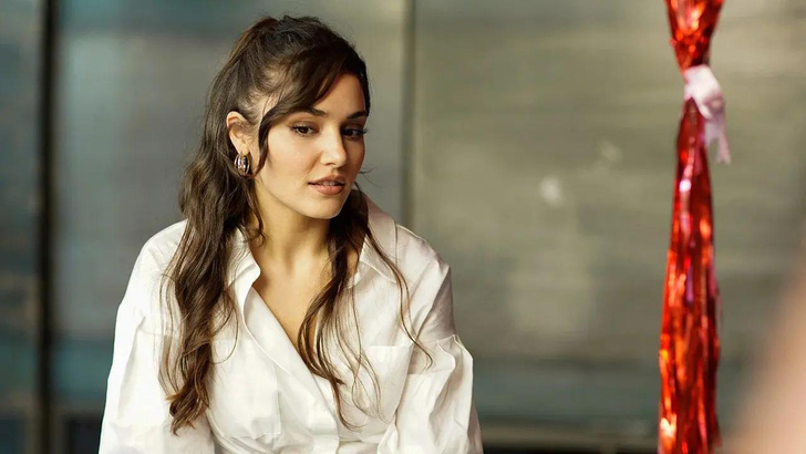 Изменилась до неузнаваемости: звезда турецкого сериала «Постучись в мою дверь» Ханде Эрчел сменила цвет волос