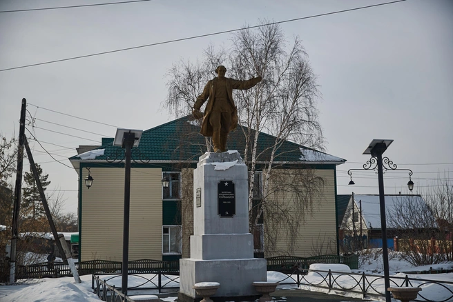 Памятник Валериану Куйбышеву стоит на месте снесенного в 1930-е годы православного собора. По горькой иронии сам Куйбышев, как позже рассказывал его сын, выступал против сноса храмов. На что получил замечание Сталина: «Вы плохо разбираетесь в политической обстановке» | Источник: Александр Ощепков / NGS.RU