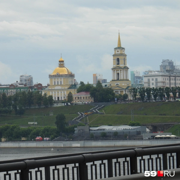Красную инсталляцию видно и с Коммунального моста | Источник: Кирилл Хафизов / 59.RU