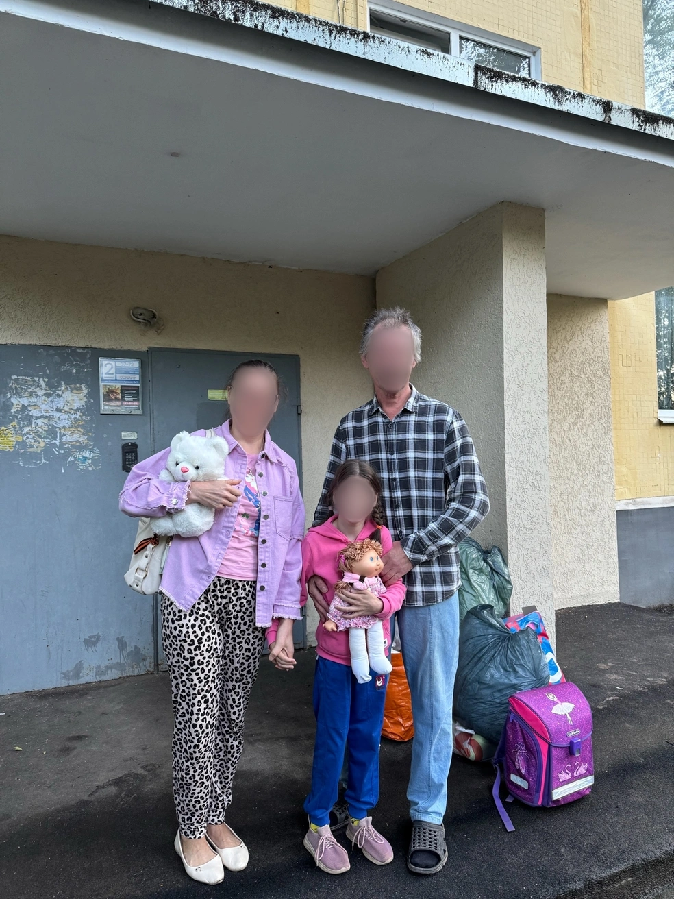 Девочка со своей мамой и отчимом  | Источник: администрация детского дома 
