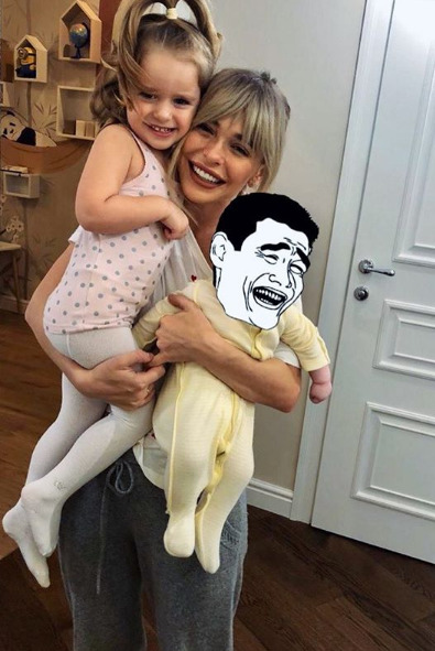 Анна Хилькевич с двумя дочерьми | Источник: Instagram (запрещенная в России экстремистская организация)