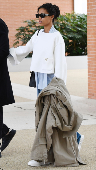 Модный прием: Тина Кунаки носит укороченный свитер поверх oversize-рубашки