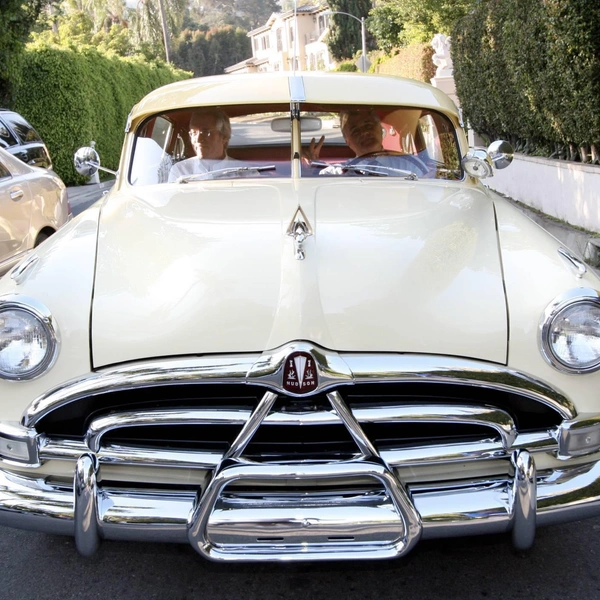 Джей Лено в своем Hudson Hornet 1951 года | Источник: mavrixphoto.com/Legion Media