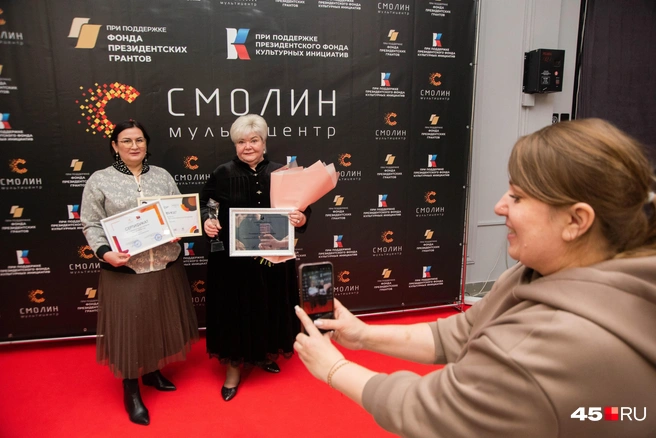 Персональной премии удостоилась Лариса Киселева (в центре) | Источник: Надежда Тихомирова / 45.RU