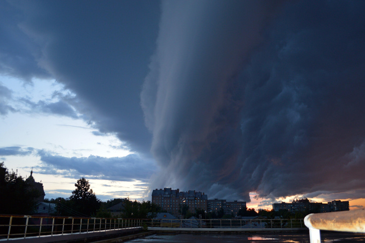 В школах отменяют уроки, парки закрыты: Москва готовится к 9-балльному шторму
