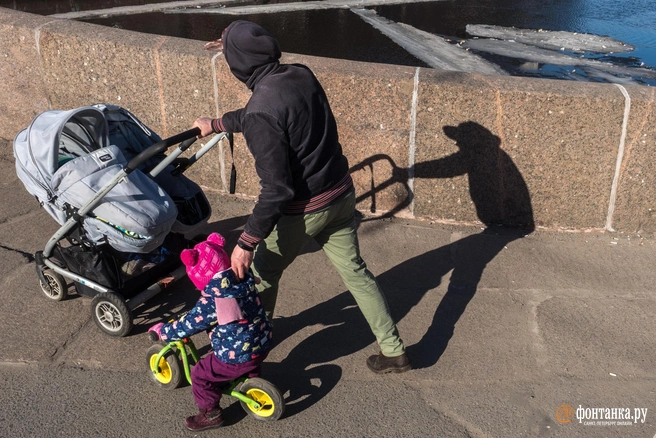 Коляски часто оставляют в подъездах | Источник: Михаил Огнев / FONTANKA.RU
