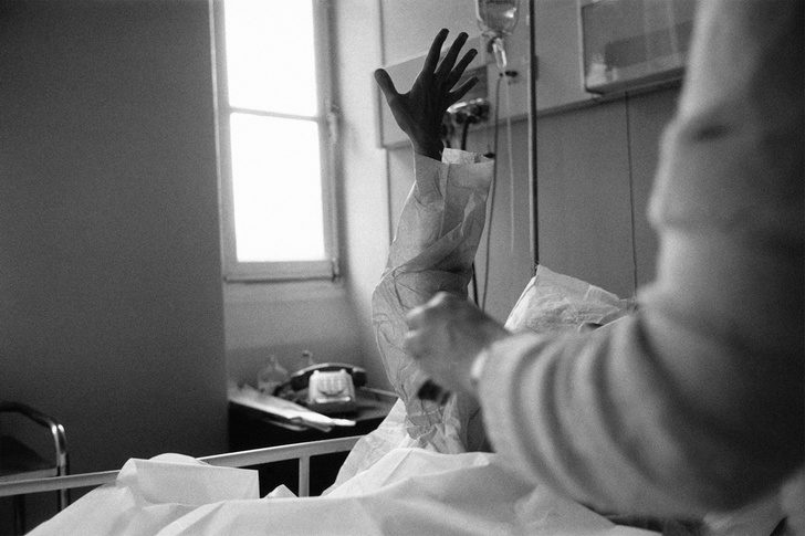 Врач выслушивает больного СПИДом в больнице. Франция, 1989 г.