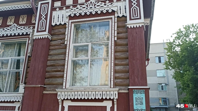 Если посветить фонариком, можно заметить, что стекла — волнистые | Источник: Анна Сарапульцева /45.RU