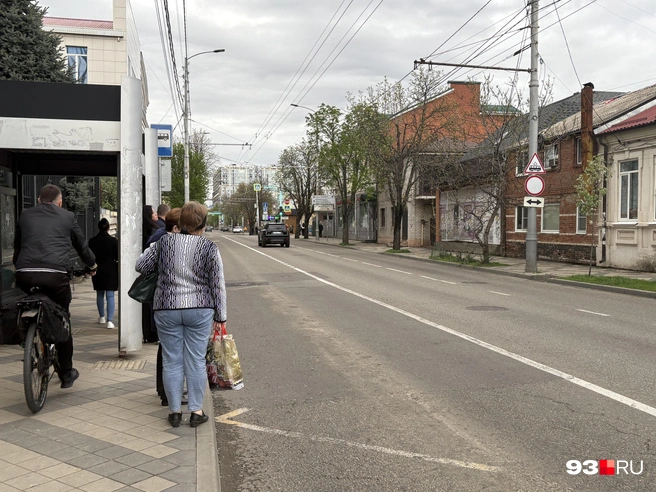 Многие бабушки берут с собой в дорогу большие пакеты и сумки — это часто напрягает других пассажиров | Источник: Екатерина Подымова / 93.RU