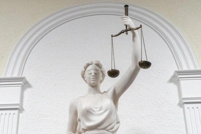 Директора Кембриджской школы оштрафовали за давний пост