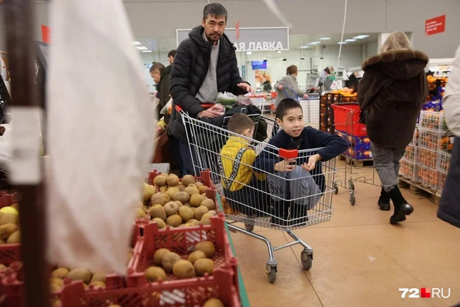 Единицы просто пришли купить немного товаров | Источник: Ирина Шарова / 72.RU 