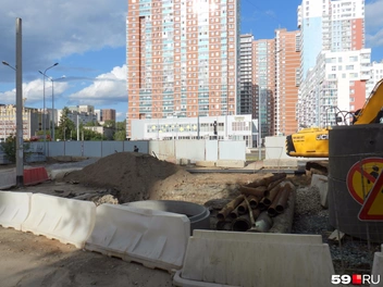 На будущем перекрёстке Крисанова с Данилихинской ещё меняют трубы под землёй | Источник: Кирилл Хафизов / 59.RU