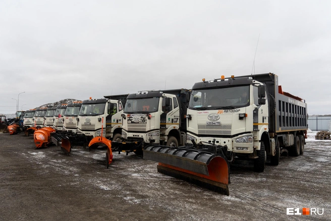 База под Ачитом располагает десятком спецмашин для очистки дороги | Источник: Владислав Лоншаков / E1.RU