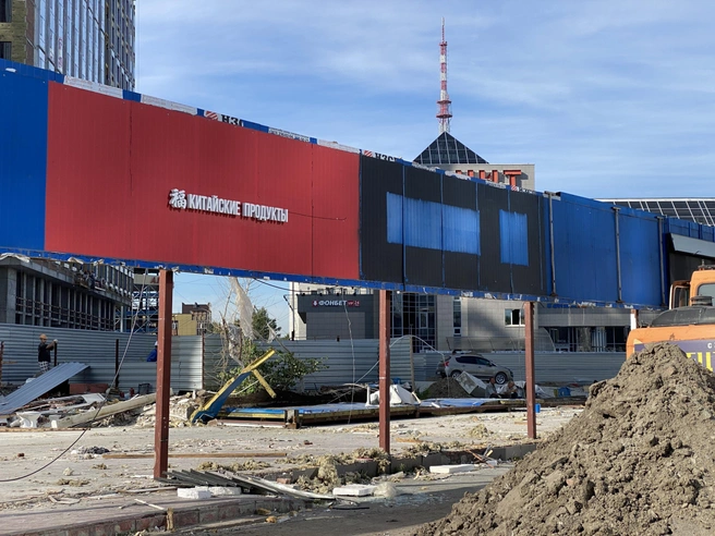 Сейчас на месте бывших магазинов и закусочных остались только вывески | Источник: Стас Соколов / NGS.RU
