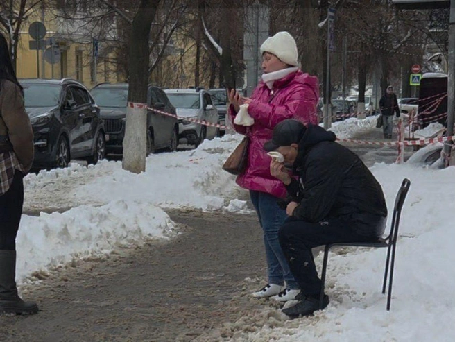Очевидцы поделились с пострадавшим салфетками и предоставили стул. | Источник: читатели V1.RU
