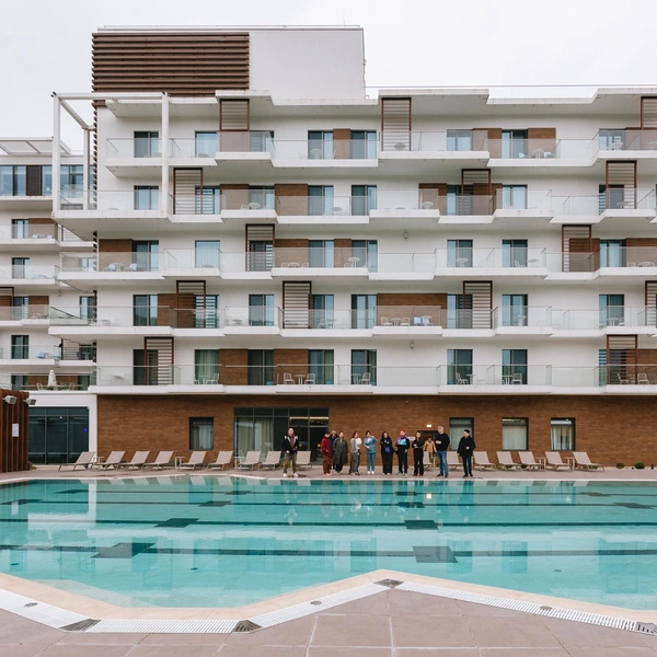 Совсем недавно на южном берегу открылся самый большой отель курорта&nbsp;— Abrau Light Resort&amp;SPA, от которого регулярно ходят шаттлы до главной набережной курорта | Источник: Андрей Белавин