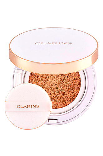 Увлажняющий тональный кушон Everlasting Cushion, ClarinsЛегко и быстро выравнивает тон кожи, позволяя ей дышать и при этом обеспечивая завидную стойкость покрытия в течение дня. Приятный бонус ─ SPF 50.