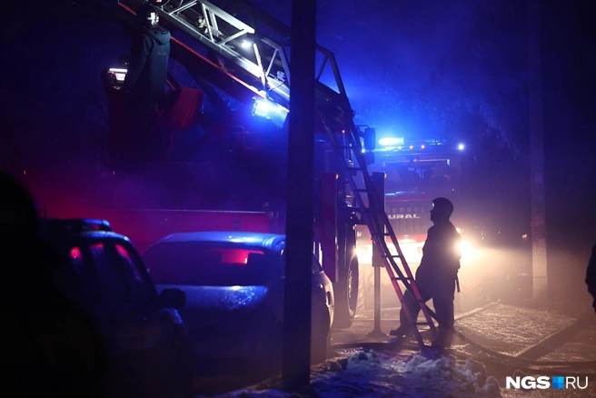 Площадь пожара составила 600 квадратных метров | Источник: Александр Ощепков / NGS.RU