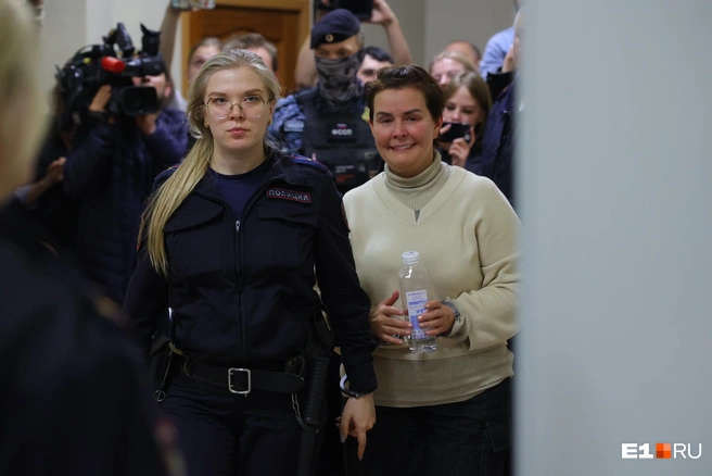 Черных показала всем голливудскую улыбку, будто бы у нее совсем нет повода для расстройства | Источник: Владислав Лоншаков / E1.RU